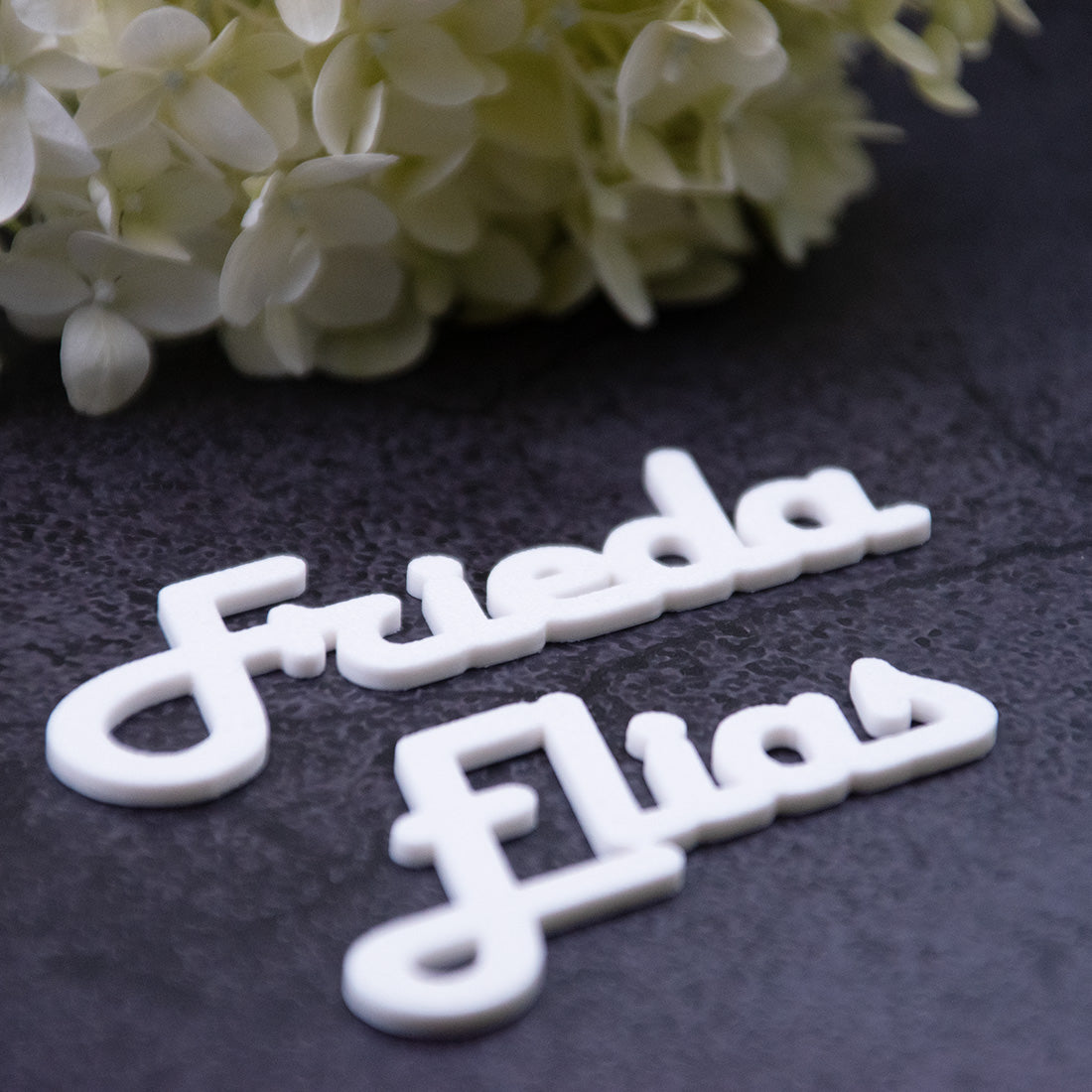 Vorschaubild der personalisierten Namensschilder in Cotton White, Weiß. Perfekt für jeden Anlass wie Hochzeit, Firmenevents, Geburtstag.