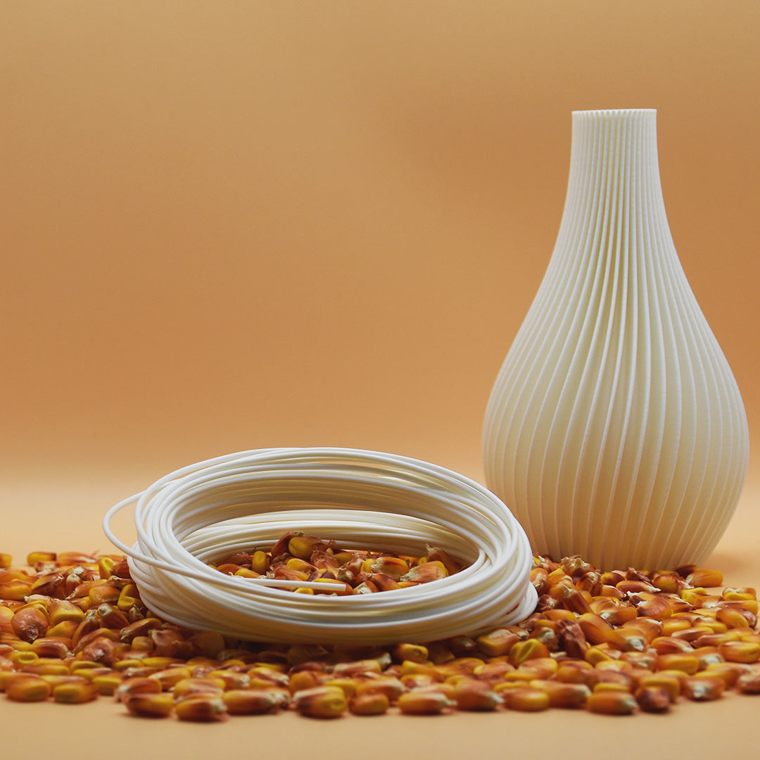 Materialinformationen, Foto mit Vase und Mais, da das Filament zum Teil aus Maisstärke besteht.