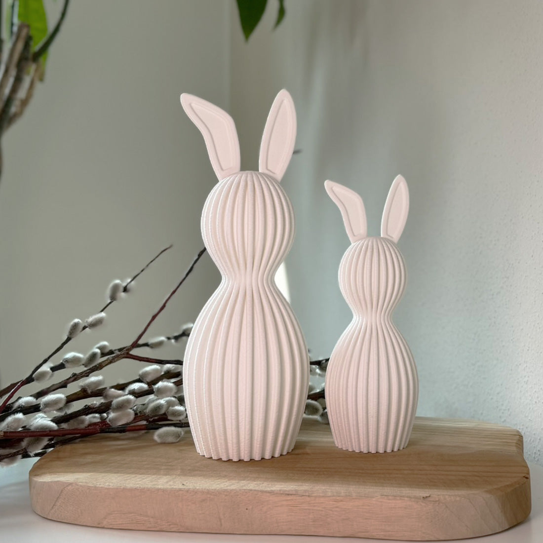 Set aus 3D-gedruckten Deko-Hasen in der Farbe Cotton White – Oskar mit Knickohr in zwei verschiedenen Größen.