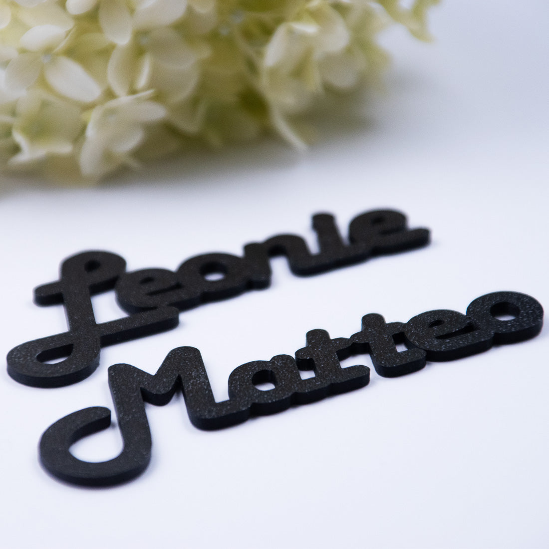 Personalisiertes Namensschild mit eleganter Schrift in Schwarz, passen zu jedem Stil und jeder Feier.