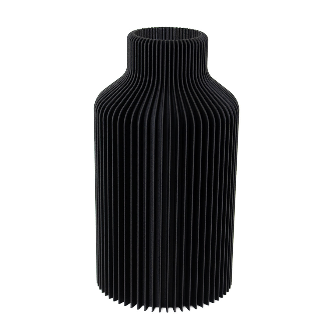 Vase Hanna in Schwarz mit gerader, eleganter Form und feiner Lamellenstruktur – stilvoll fürs Wohnzimmer. In drei Größen erhältlich.