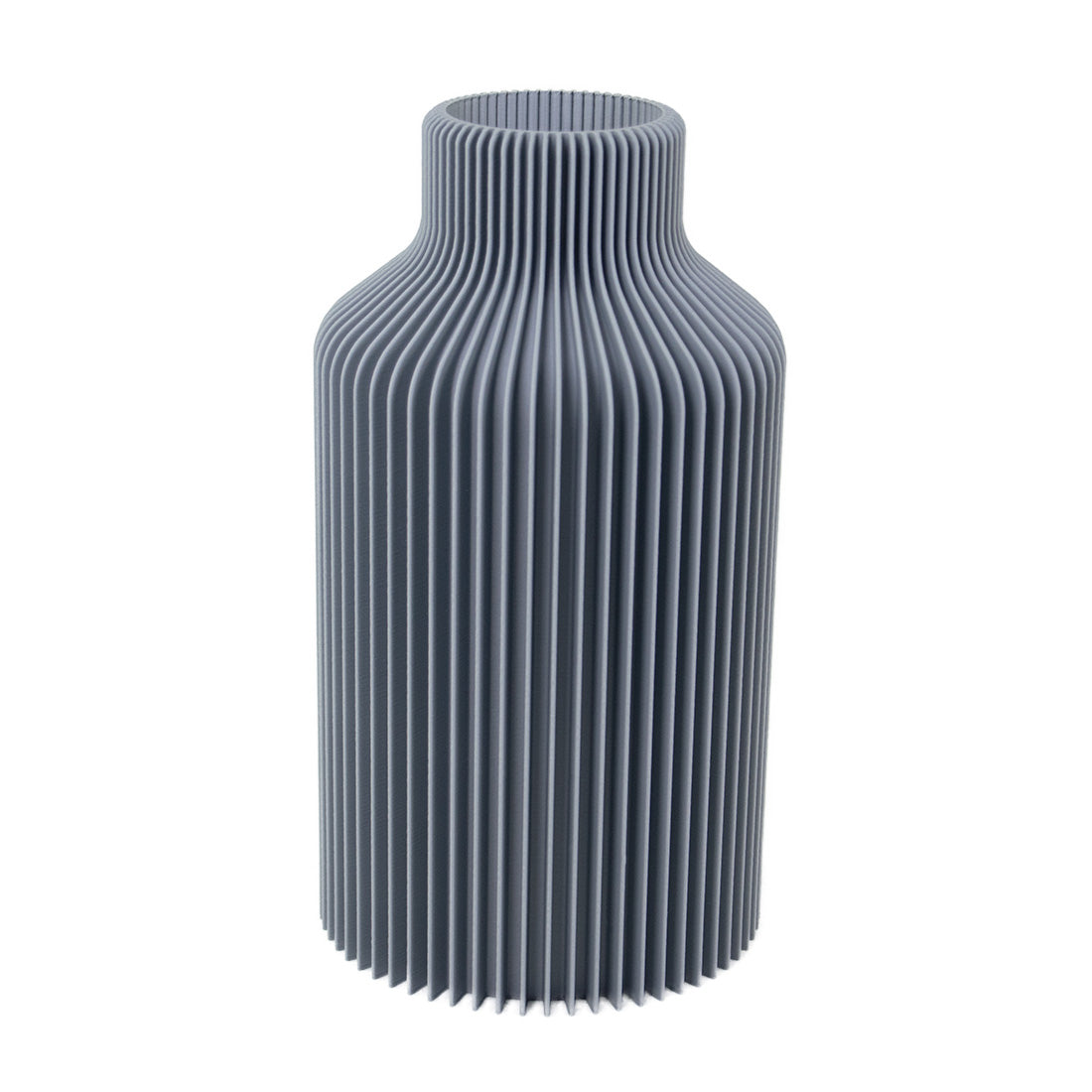 Vase Hanna in Hellgrau, gerade und elegant – mit dezentem Lamellenmuster, ideal für Flur oder Büro. Drei Größen verfügbar.