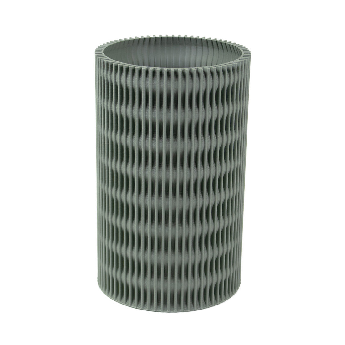 In einem zarten Hellgrün ist die Vase Melli ein echter Hingucker. Die lebendige Farbe kombiniert mit der Lamellenoptik verleiht der Vase eine moderne Ausstrahlung. Durch ihren weiten Durchmesser ist sie ideal für große Blumensträuße – erhältlich in zwei Größen.