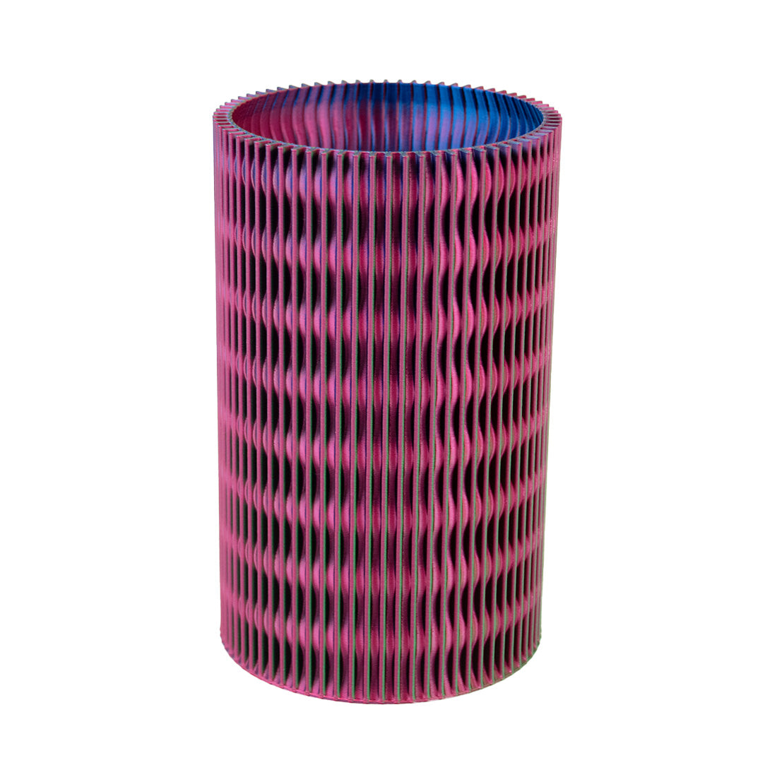 Melli, unsere Vase, in Tricolor schimmert je nach Blickwinkel in Rot, Grün oder Blau – ein echter Hingucker dank ihrer markanten Lamellenoptik. Mit ihrem großen Durchmesser ist sie ideal für üppige Blumensträuße und in zwei Größen erhältlich.