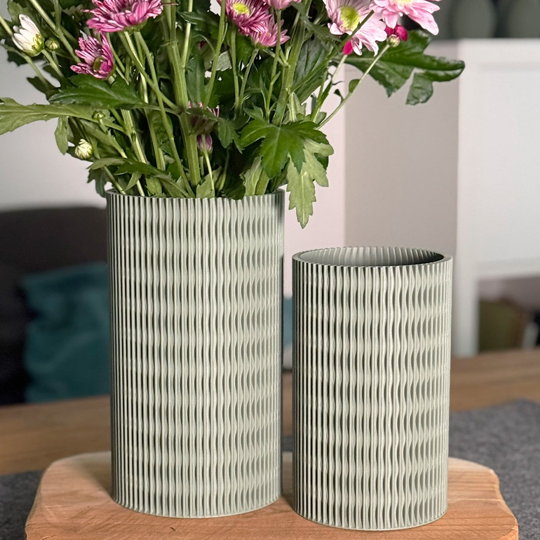 3D-gedruckte Vase Melli in Light Green – zeitlos schlicht mit lamellen Optik und mir frischen Blumen dekoriert.
