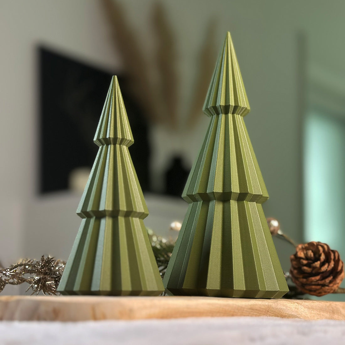 Finn in Dunkelgrün, klassischer Weihnachtsbaum mit Lamellenoptik – natürliche Deko für Flur oder Regal. Zwei Größen verfügbar.