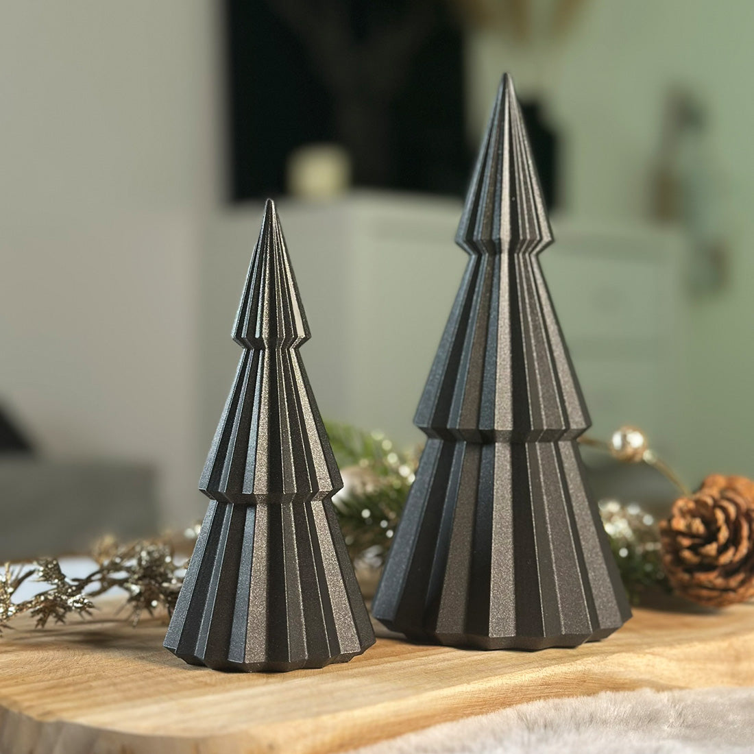 Beide Größen des Weihnachtsbaums Finn in Galaxy Schwarz/ Anthrazit mit Glanzpartikeln – elegante Winterdeko im Set.