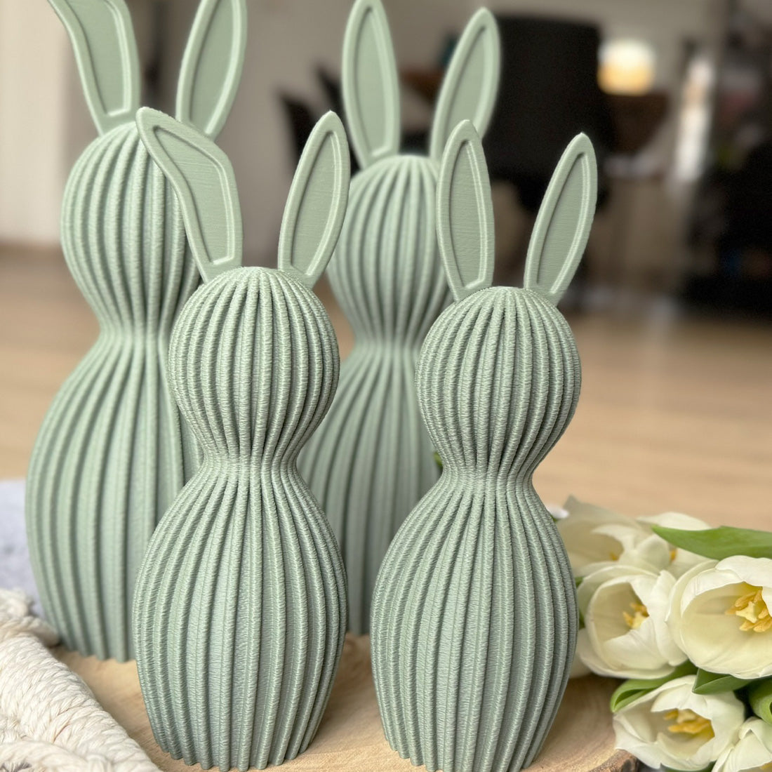 Set aus vier 3D-gedruckten Hasen in Light Green – Oskar und Max in beiden Größen auf einen Blick