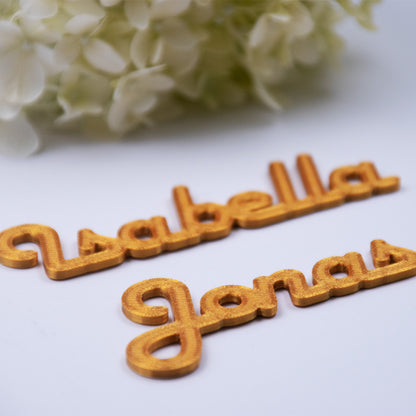 Produktbild in Gold von den personalisierten Namensschildern, mit eleganter Schrift. Passend für jeden Stil für deine Hochzeit.