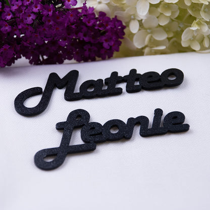 Personalisiertes Namensschild als Beispielbild in der Farbe Schwarz, perfekt für Firmenevents, Hochzeiten oder auch Geburtstagsfeiern.