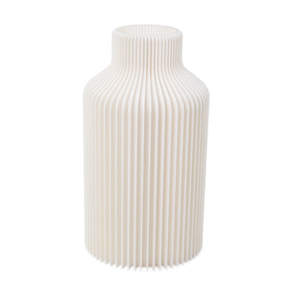 Vase Hanna in Weiß, elegant und gerade geformt – mit klarer Silhouette ideal fürs Schlafzimmer. In drei Größen erhältlich.