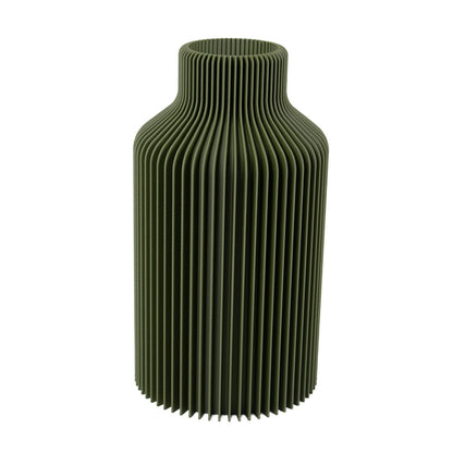 Vase Hanna in Dunkelgrün mit gerader, eleganter Form – modern fürs Wohnzimmer, mit feiner Lamellenstruktur. In drei Größen erhältlich.