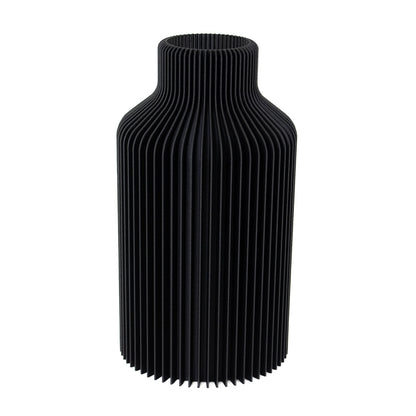 Vase Hanna in Schwarz mit gerader, eleganter Form und feiner Lamellenstruktur – stilvoll fürs Wohnzimmer. In drei Größen erhältlich.