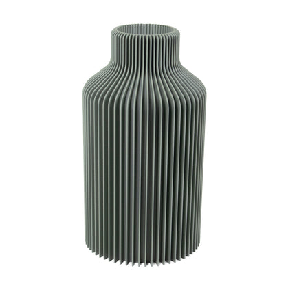 Vase Hanna in Hellgrün, mit gerader Form und Lamellenoptik – frischer Farbtupfer fürs Esszimmer. Drei Größen verfügbar.