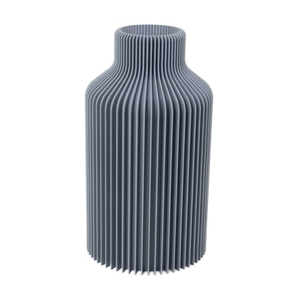 Vase Hanna in Hellgrau, gerade und elegant – mit dezentem Lamellenmuster, ideal für Flur oder Büro. Drei Größen verfügbar.