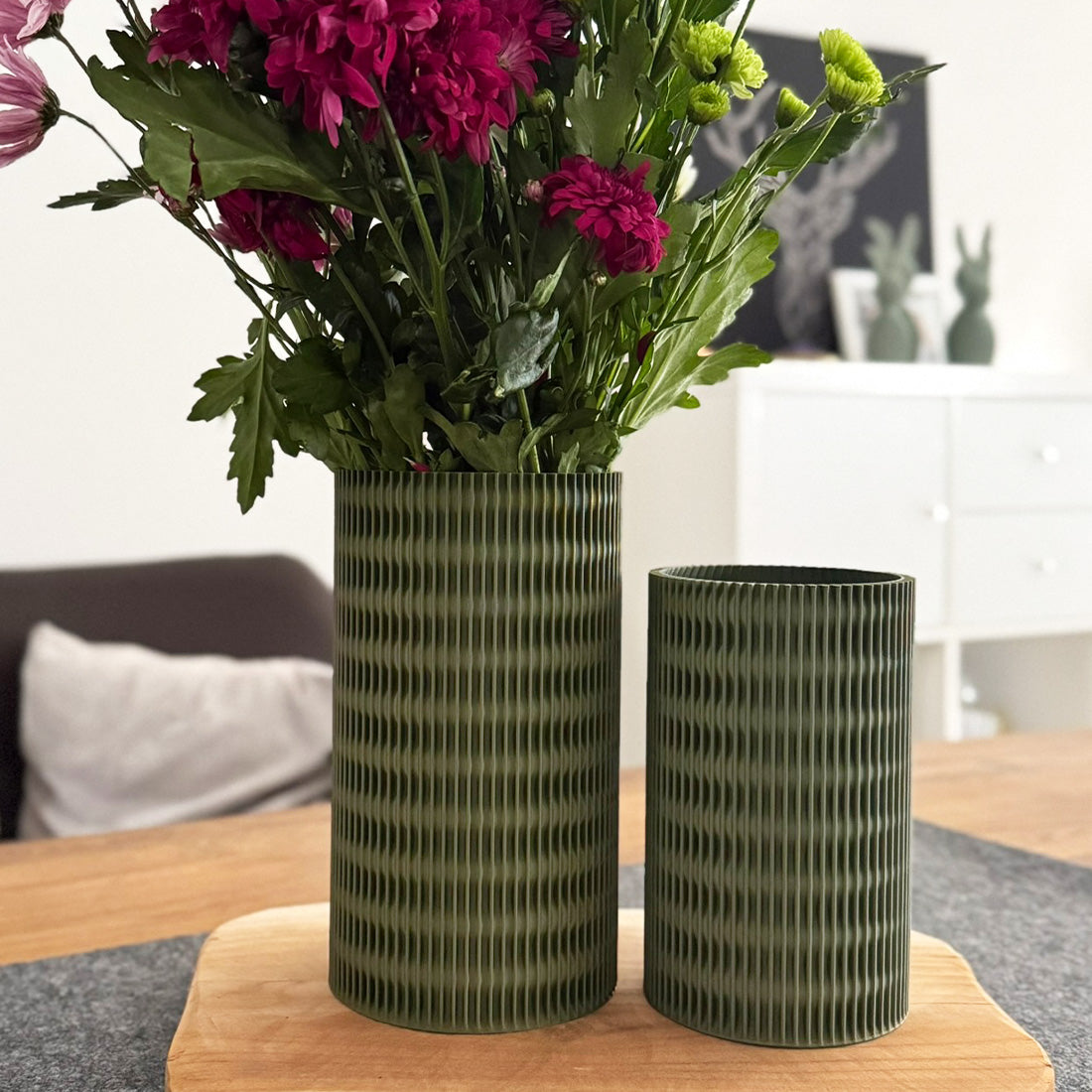 Vase Melli in Dark Green – markante Farbgebung kombiniert mit weichem Design mit frischen Blumen dekoriert.