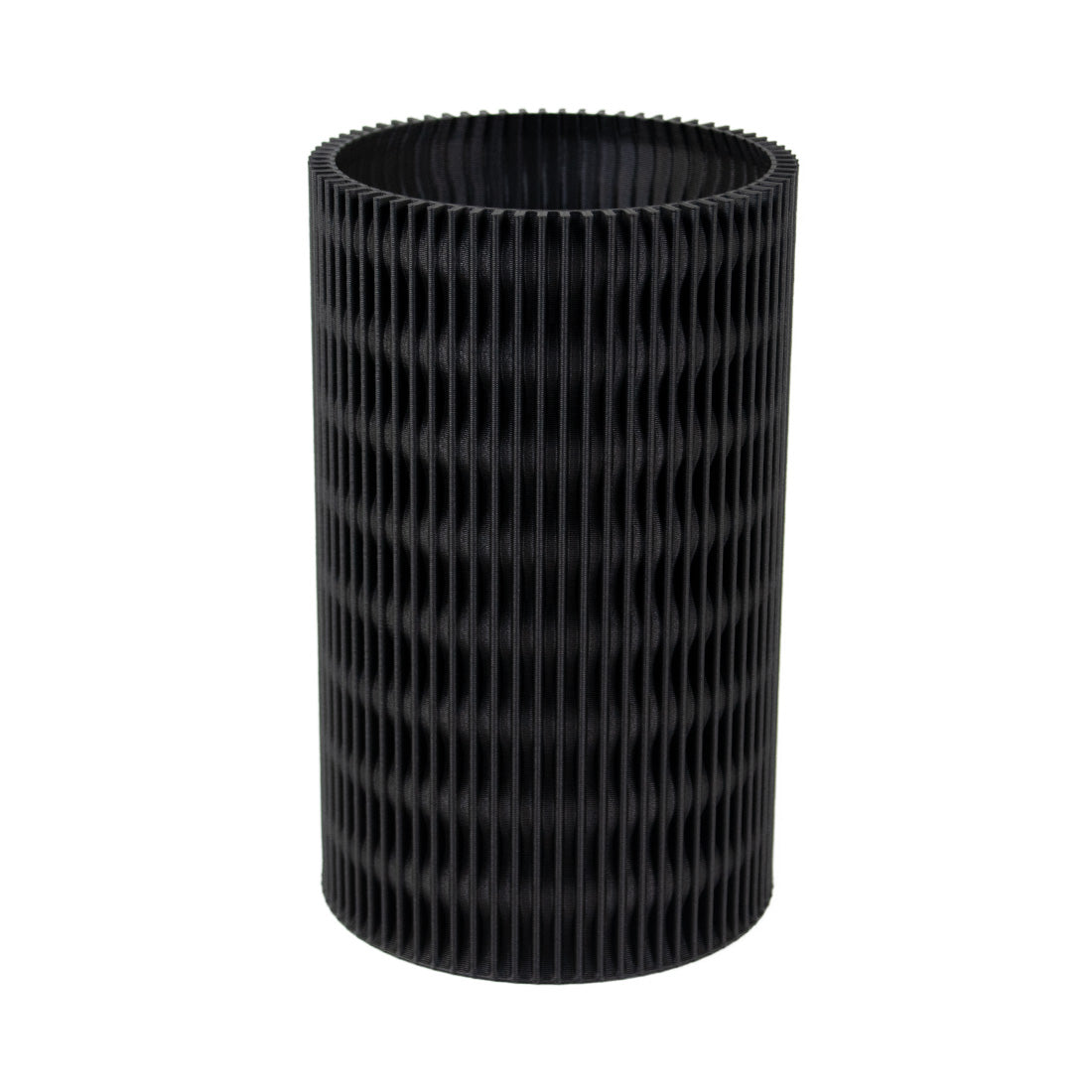 Die schwarze Vase Melli bringt mit ihrer strukturierten Lamellenoptik eine moderne und elegante Note in dein Zuhause. Besonders im Wohnzimmer oder Flur wird sie zum stilvollen Highlight. Durch ihren großzügigen Durchmesser eignet sich die Vase perfekt für voluminöse Blumensträuße. Erhältlich in zwei Größen.