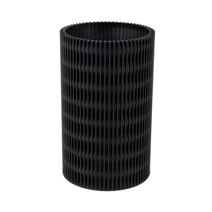 Die schwarze Vase Melli bringt mit ihrer strukturierten Lamellenoptik eine moderne und elegante Note in dein Zuhause. Besonders im Wohnzimmer oder Flur wird sie zum stilvollen Highlight. Durch ihren großzügigen Durchmesser eignet sich die Vase perfekt für voluminöse Blumensträuße. Erhältlich in zwei Größen.