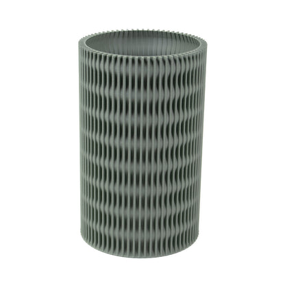 In einem zarten Hellgrün ist die Vase Melli ein echter Hingucker. Die lebendige Farbe kombiniert mit der Lamellenoptik verleiht der Vase eine moderne Ausstrahlung. Durch ihren weiten Durchmesser ist sie ideal für große Blumensträuße – erhältlich in zwei Größen.