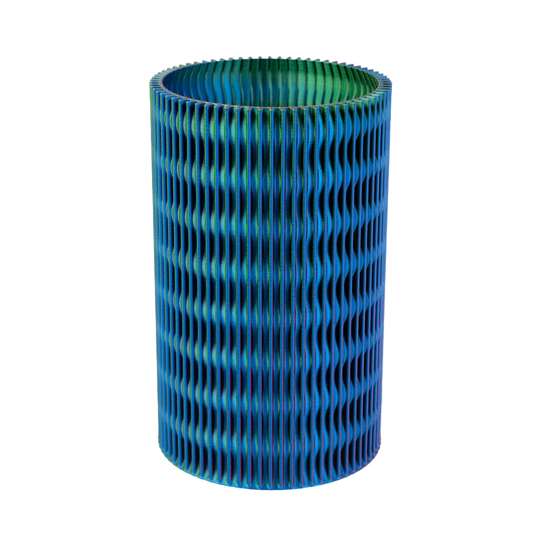 Die Vase Melli in Tricolor schimmert je nach Blickwinkel in Rot, Grün oder Blau. Ihre besondere Lamellenoptik macht sie zu einem echten Hingucker. Durch ihren großen Durchmesser eignet sich Melli besonders gut für üppige Blumensträuße. Erhältlich ist sie in zwei Größen.