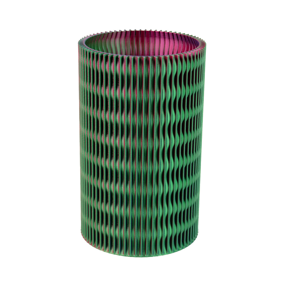 Melli in Tricolor schimmert je nach Blickwinkel in Rot, Grün oder Blau – ein echter Hingucker dank ihrer markanten Lamellenoptik. Mit ihrem großen Durchmesser ist die Vase ideal für üppige Blumensträuße und ist in zwei Größen erhältlich.