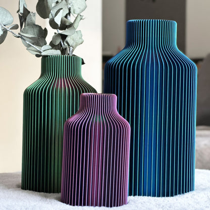 Vasen Hanna in der Farbe Tri-Color- Je nachdem in welchen Blickwinkel man die Vase hält schimmert sie in Rot, Blau und Grün mit Lamellenoptik.