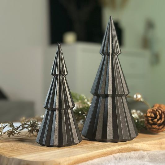 Beide Größen des Weihnachtsbaums Finn in Galaxy Schwarz/ Anthrazit mit Glanzpartikeln – elegante Winterdeko im Set.
